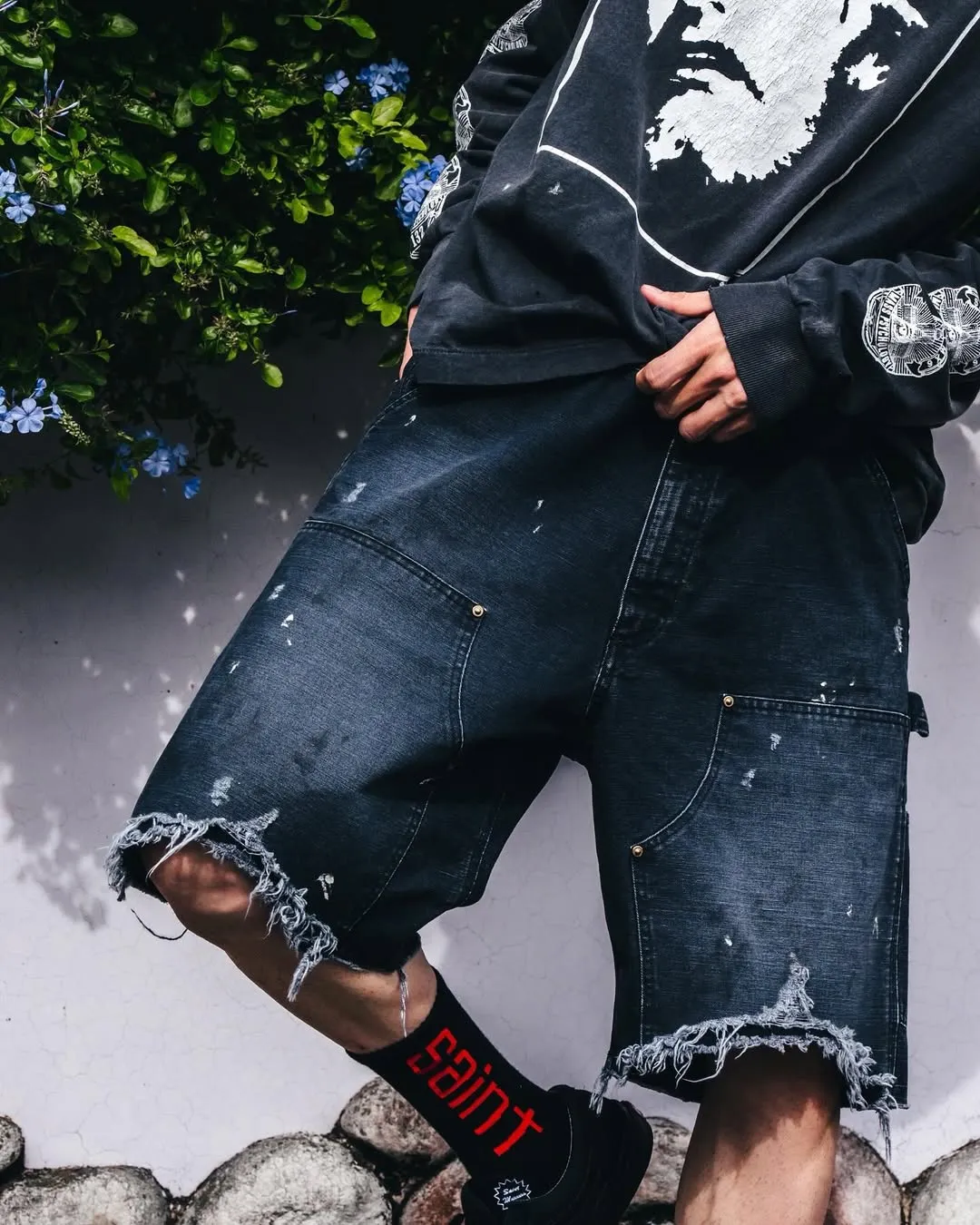 SAINT Mxxxxxx DOUBLE KNEE SHORTS/BLK Knee patches splashed with ink, washed and damaged denim shorts. Washed black S-XL. Custom woven and dyed denim denim with clear texture. Rewashed and faded to create local mottled fading/hole effects. Artificial distressing to simulate natural traces of wear. Original consistent damage treatment. Hand splashed ink and paint. Original consistent wash mark/pocket mark. Double knee patch. Rivet reinforcement. Improve functionality and enhance design.